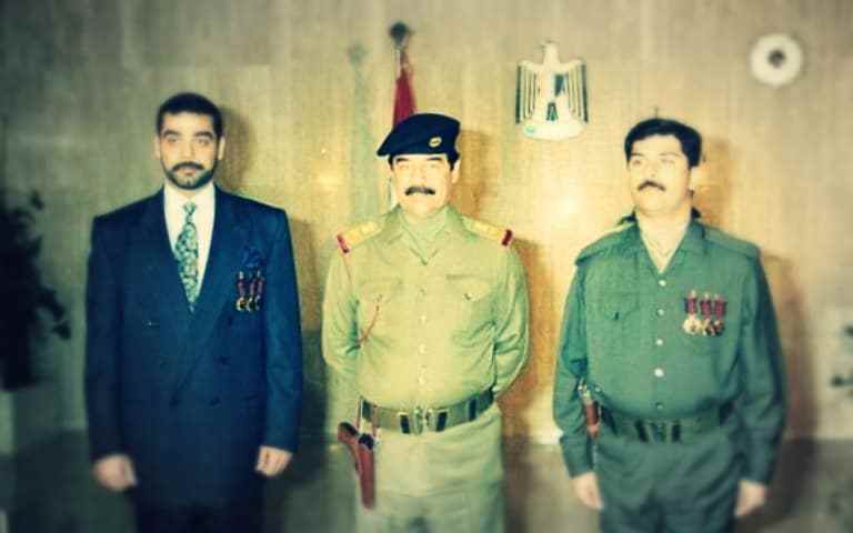 صدام حسين يتوسط عدي وقصي