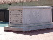 مقبرة مارتن لوثر كنغ مكتوب عليها "حر في النهاية! حر في النهاية! شكراً يا رب العالمين، أنا حر في النهاية!" - المصدر ويكيبيديا