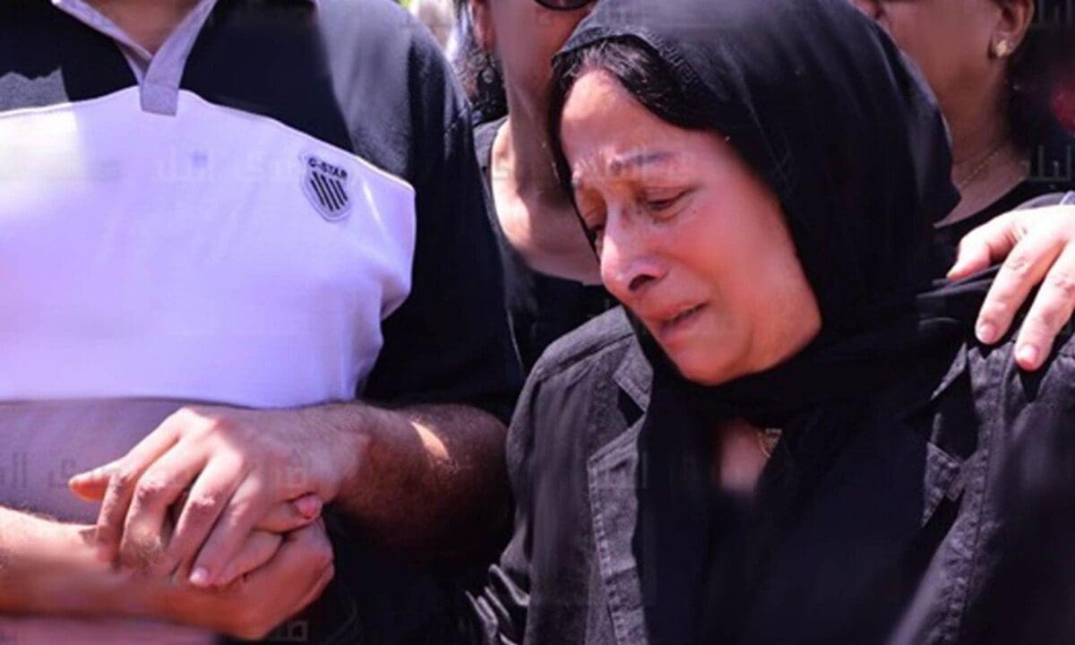 بالصور انهيار الفنانة سميرة عبد العزيز أثناء تشييع جثمان زوجها الكاتب الكبير