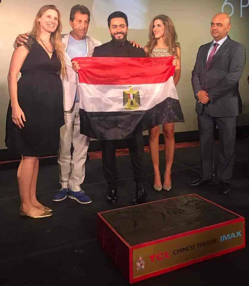 تامر حسني يرفع علم مصر على المسرح الصيني
