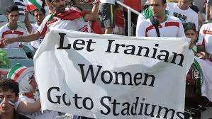  فتاة إيرانية تتحدى قانون حظر دخول النساء الإيرانيات إلى الملاعب وتنشر صورتها في داخل الملعب