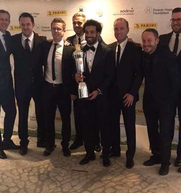 محمد صلاح مع جائزة أفضل لاعب في البريمرليج