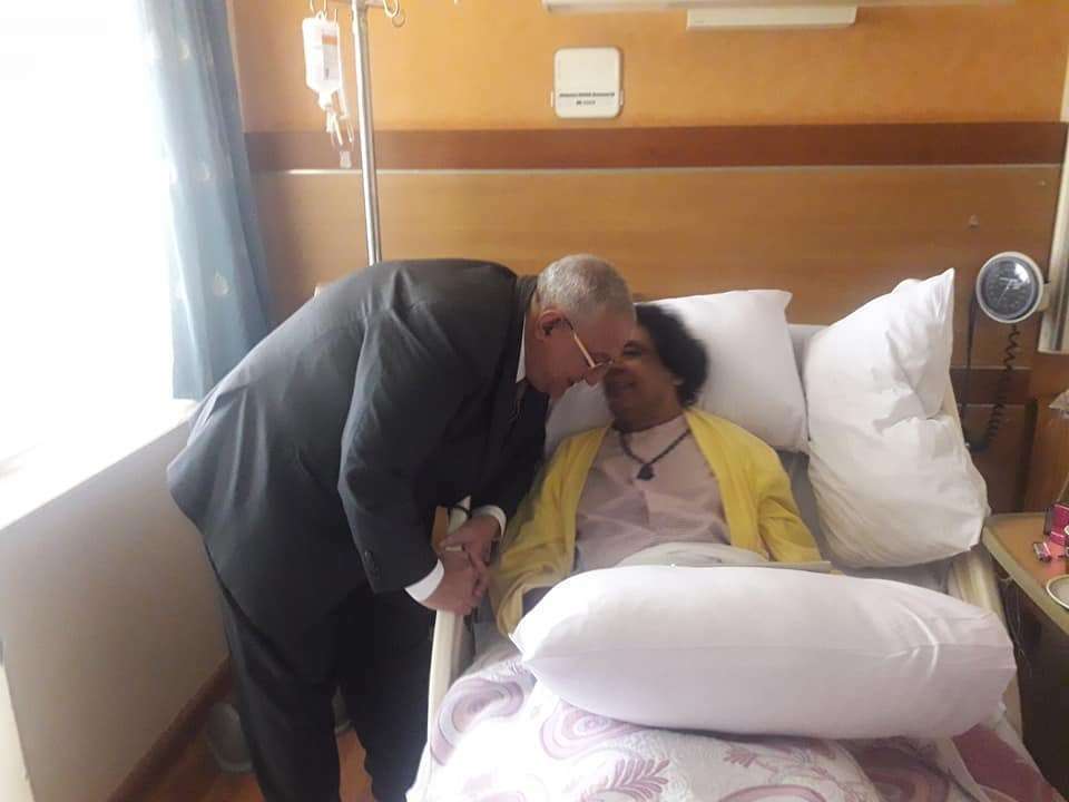 صديق شخصي للكينج ينشر صور محمد منير في غرفته بالمستشفى ويكشف عن موعد خروجه منها