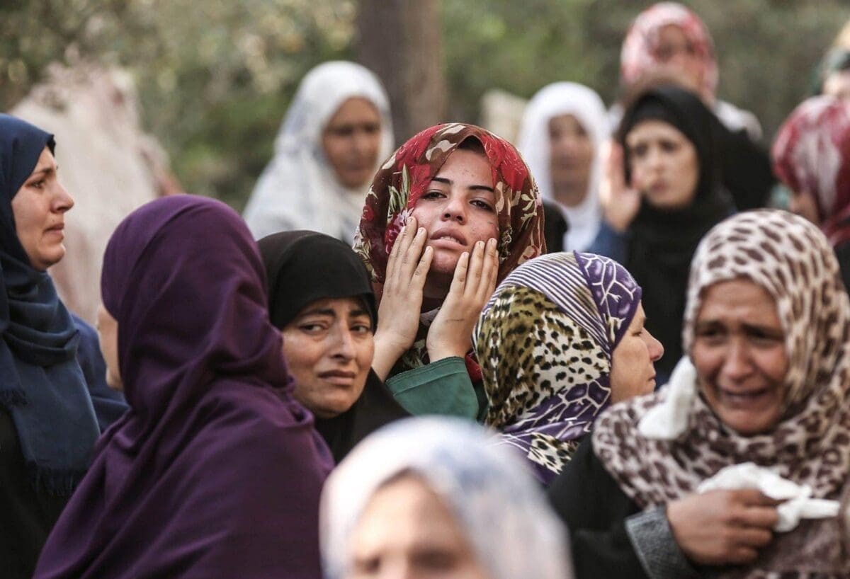 النساء يخيم عليهم الحزن في غزة على شهيدها