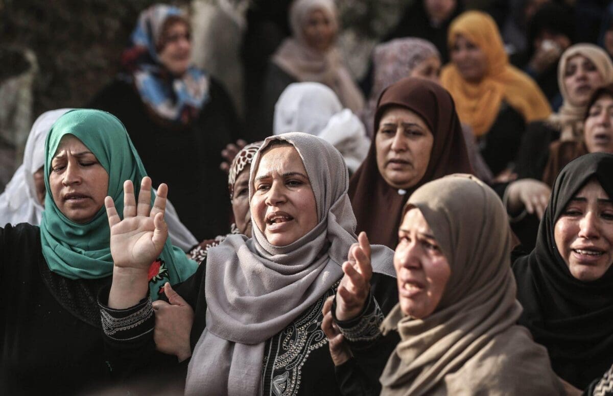حزن النساء في فلسطين على شهيد القصف الإسرائيلي