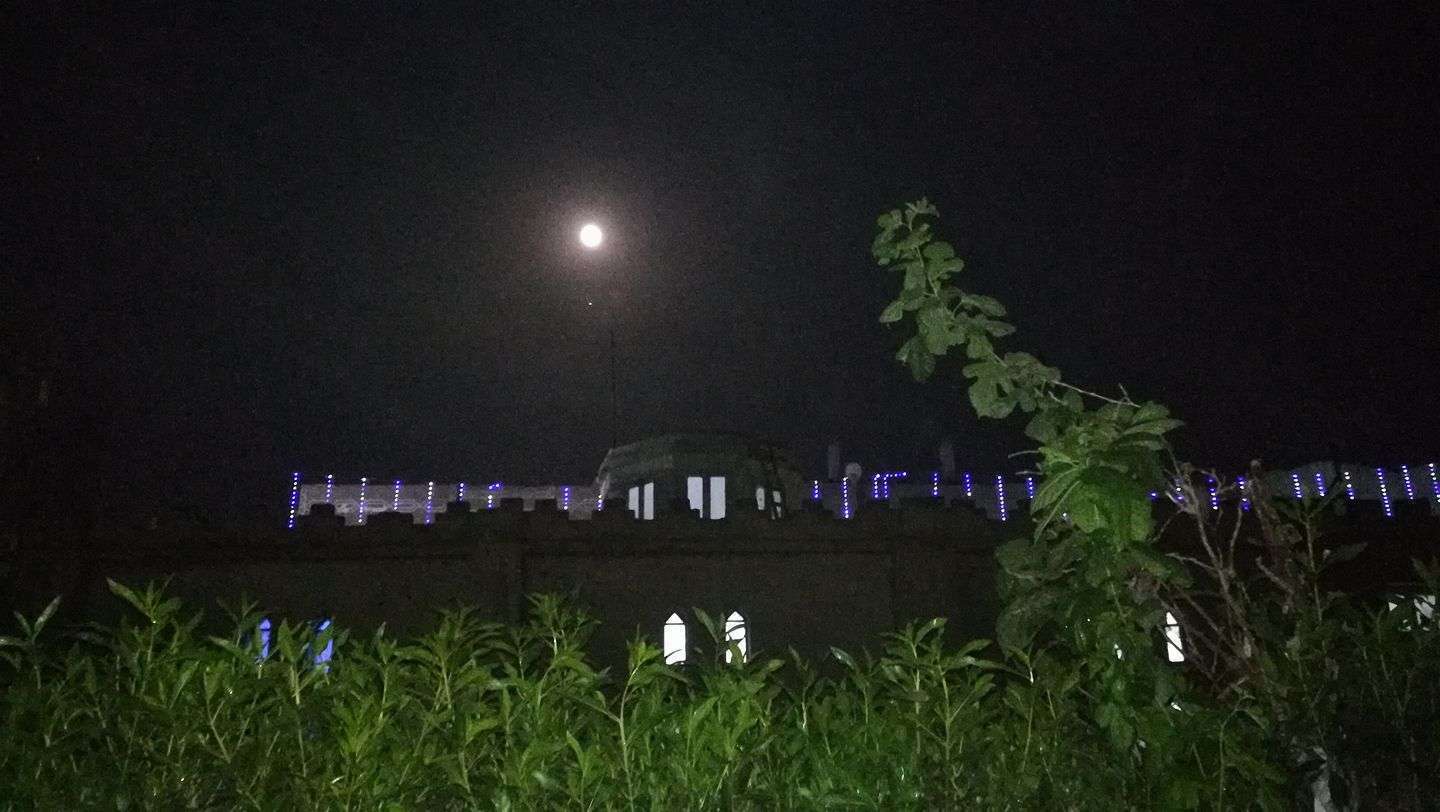 صورة متداولة عن أن القمر بدرا في رمضان قبل موعده 