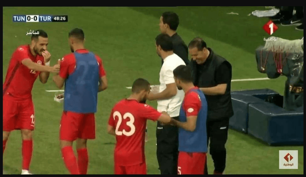 المنتخب التونسى يكسر الصيام بعد خدعة حارس المرمى