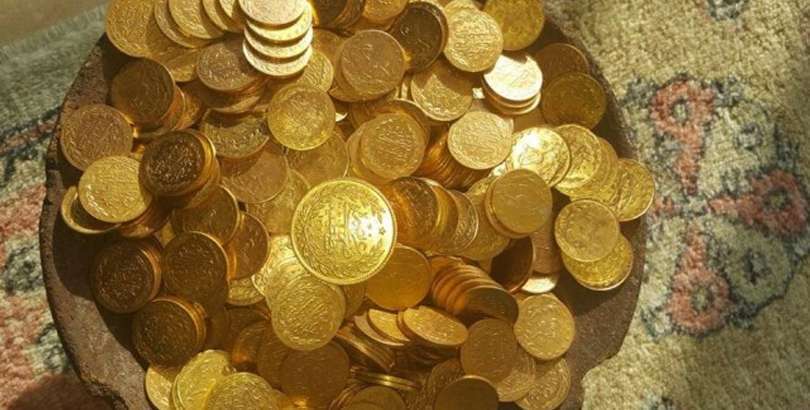 مصري يعثر على حقيبة فيها عملات ذهبية