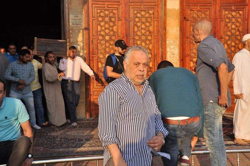 الدكتور أشرف زكي أثناء حضوره تشييع جنازة الفنانة هياتم