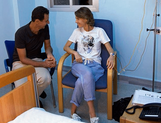 الرئيس بشار الأسد إلى جانب زوجته اسماء أثناء تلقي العلاج