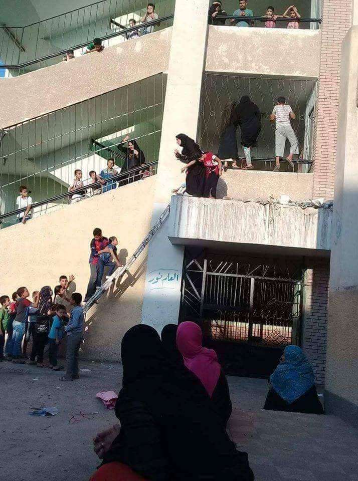 اولياء الامور يتسلقون مبنى مدرسة في الشرقية لحجز المقاعد