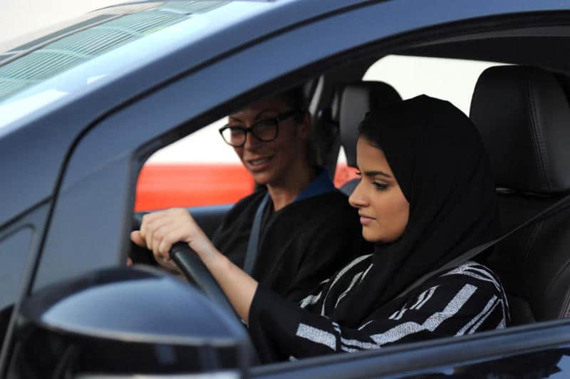 تعليم قيادة السيارات للنساء في غير المدارس الرسمية