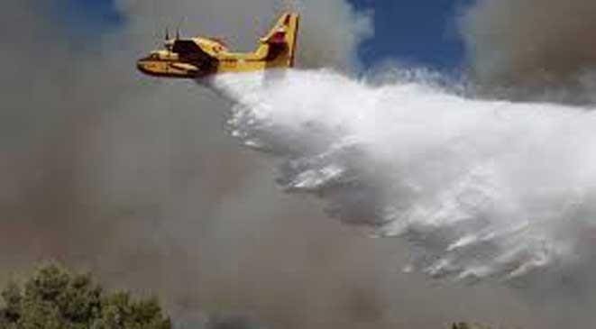 حريق هائل شمالي اليونان والدعم بطائرة إطفاء - أرشيفية