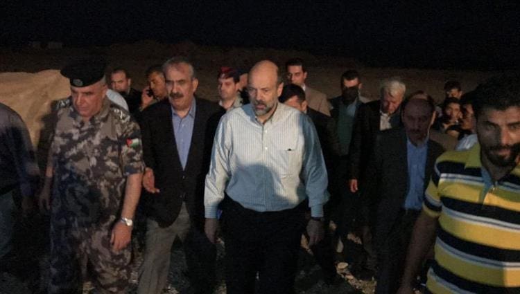 رئيس الوزراء الأردني يتفقد حادثة سيول غور الأردن بالبحر الميت