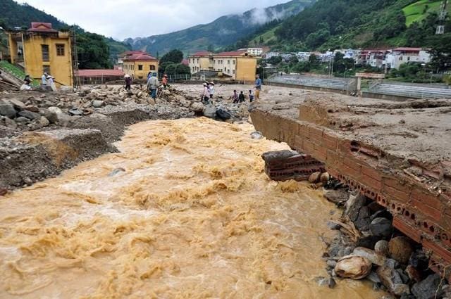 فيضانات وانهيارات أرضية بفيتنام - أرشيفية