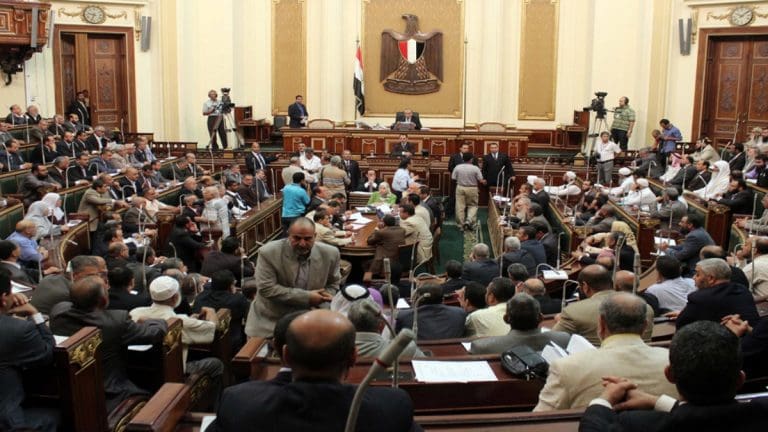 البرلمان المصري يقر قانون الضريبة على الدخل