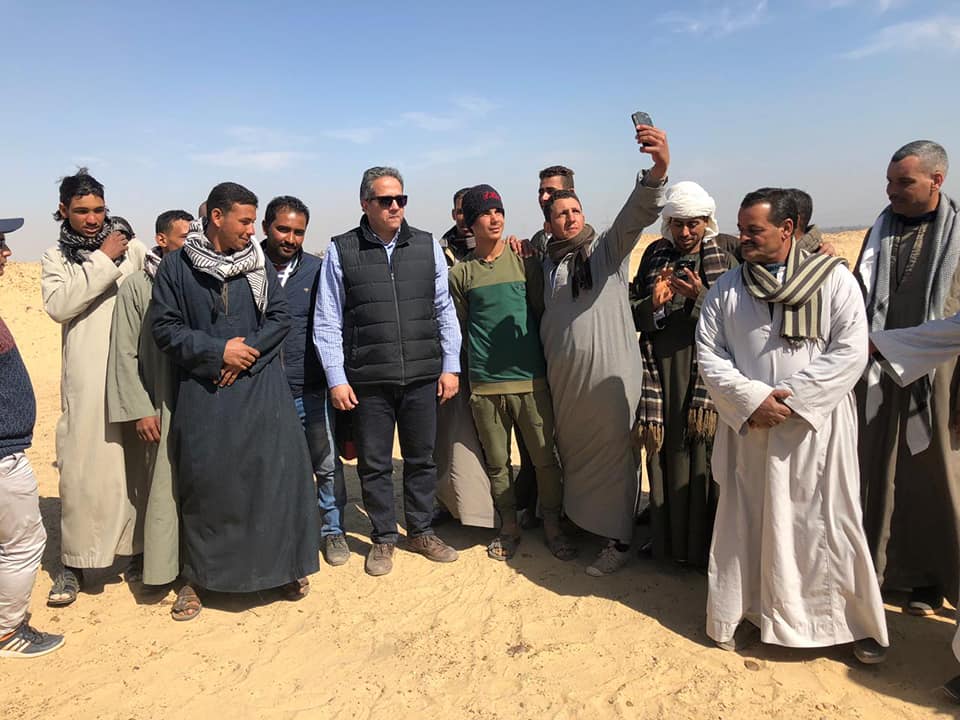 وزير الاثار مع عمال الحفائر بمنطقة تونا الجبل الاثرية