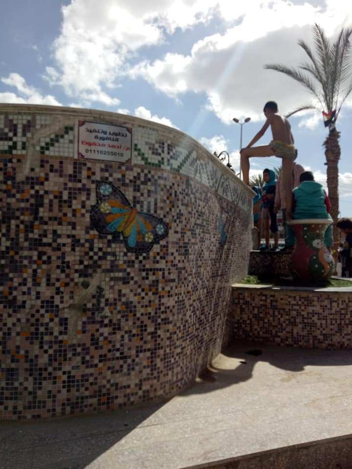 بالصور احتفالا بالصيف الأطفال يحولون نافورة إلى حمام سباحة في ميدان عام بإحدى المحافظات 