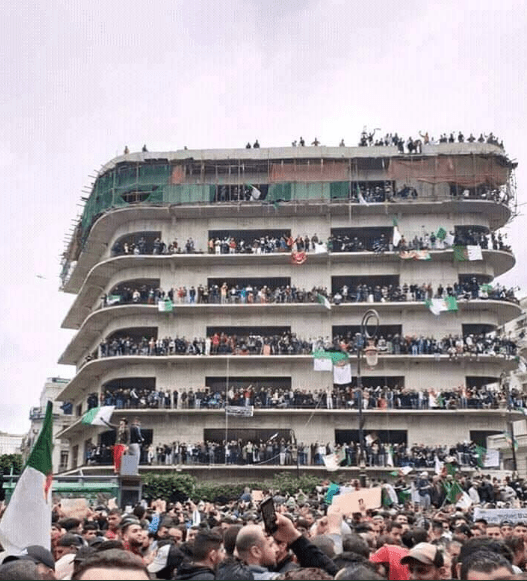 حشود من الجزائريين ضد" ولاية خامسة"للرئيس بوتفليقة و"المرأة الجزائرية تشارك بقوة"