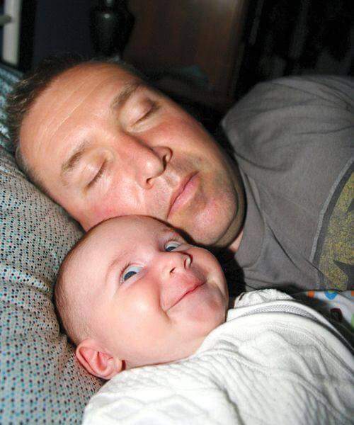ضحكة طفل ينام بجوار والده 