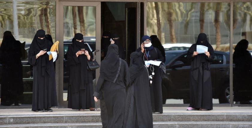 نجوم مصرية سعوديات بدون عباءة يثير جدل على تويتر والداخلية