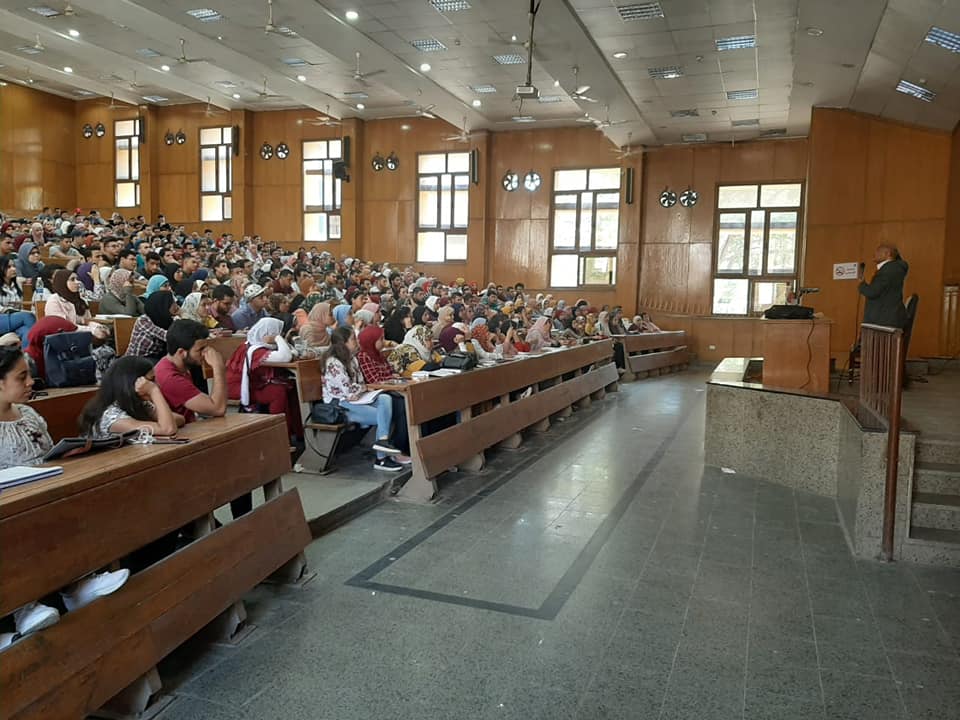 بالصور إقبال كثيف في تجارة جامعة عين شمس بأول أيام العام الدراسي