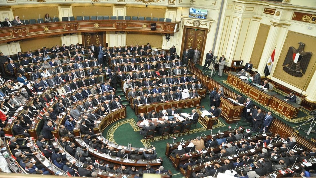 البرلمان يتخذ قرارات جديدة بشأن عمل الموظفين