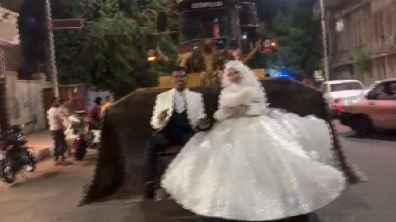 "فيديو" عريس سعودي يرفض حضور زفافه والقبض على عريس آخر ليلة دخلته والعروسة تقضي ليلتها وحيدة وفرار المعازيم 