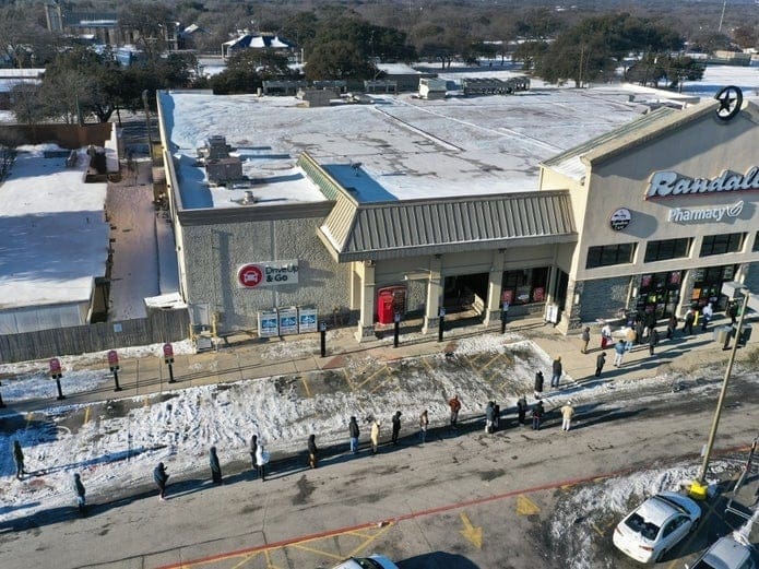 يُظهر منظر جوي من طائرة بدون طيار مجموعة من الأشخاص ينتظرون افتتاح متجر بقالة راندال وهم يتطلعون لشراء الضروريات في 19 فبراير 2021 في أوستن، تكساس. (جو رايدل / جيتي إيماجيس)