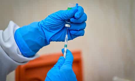 عامل طبي مصري يحضر جرعة من لقاح فيروس كورونا Sinopharm. الصورة من وزارة الصحة المصرية