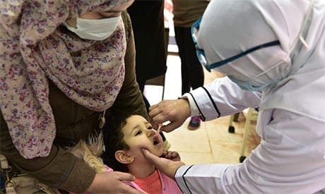 طفل يتلقى لقاح شلل الأطفال.
