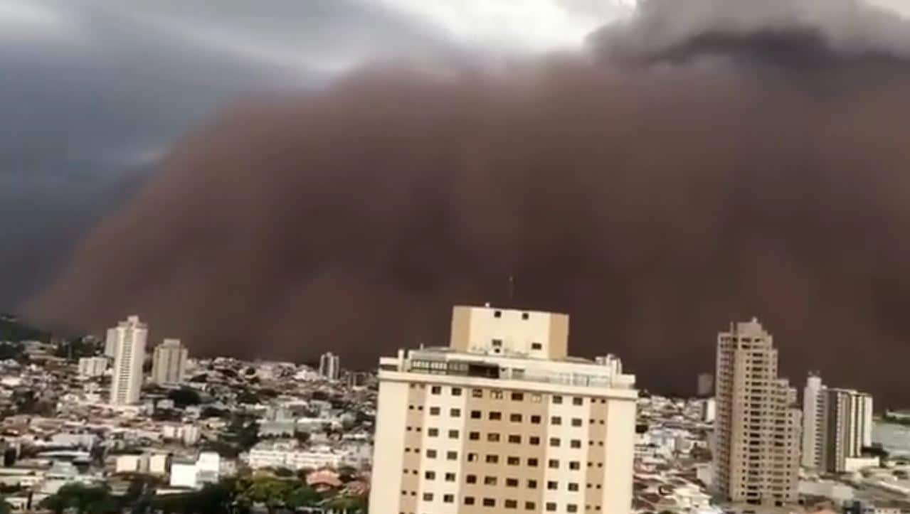 عاصفة رملية ضخمة تغطي سماء مدينة ساو باولو