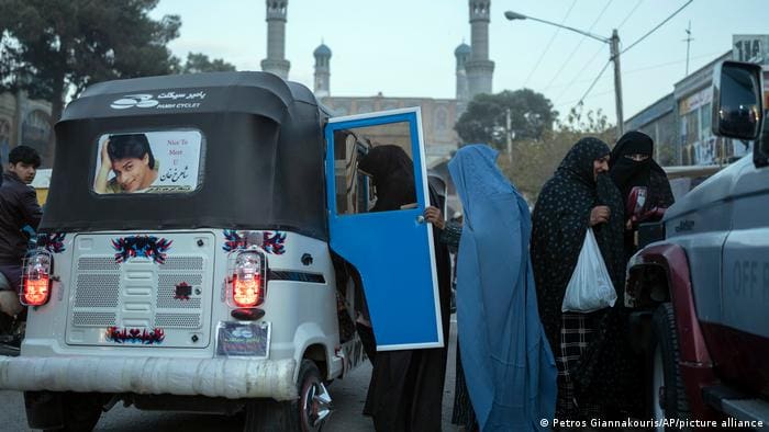 طالبان تمنع النساء من السفر لأكثر من 45 ميل بدون بشكل فردي 2 29/12/2021 - 4:30 ص