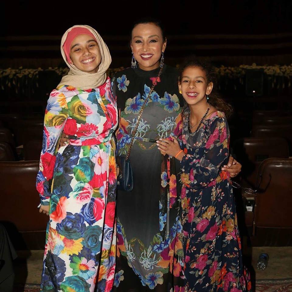 الفنانة صفاء جلال مع بناتها