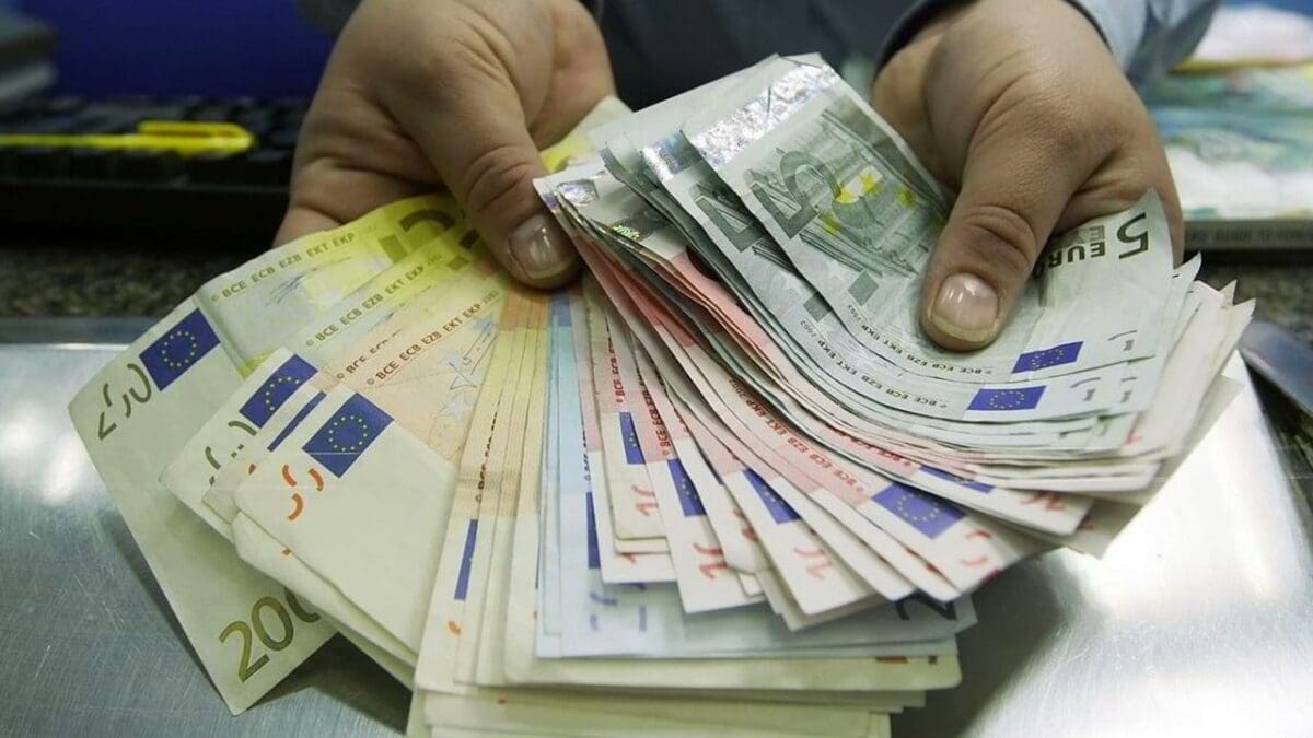 سعر اليورو اليوم الاثنين 9 مايو 2022 مقابل الجنيه المصري