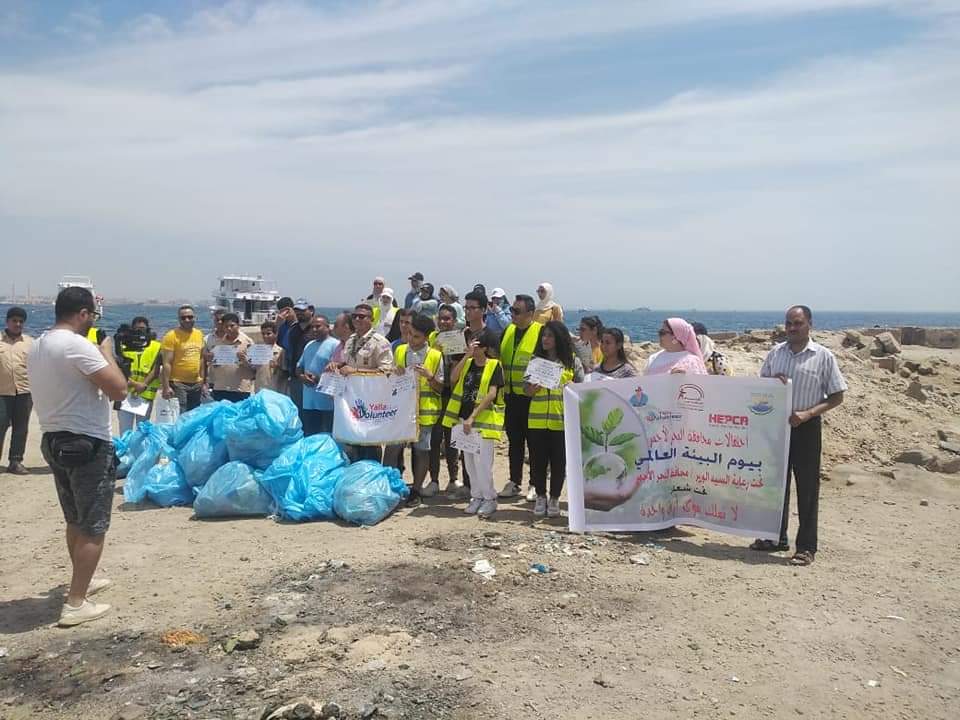 محافظة البحر الأحمر تحتفل بيوم البيئة العالمي بحملة نظافة لشواطئ الغردقة 2 3/6/2022 - 8:31 م
