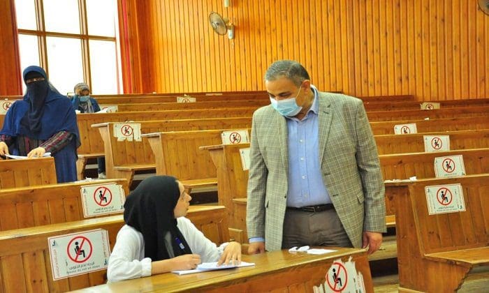 رئيس جامعة كفر الشيخ يتفقد امتحانات كلية  الالسن