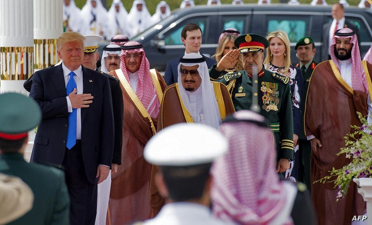 صحيفة الغارديان تقارن بين استقبال رئيسي الولايات المتحدة جو بايدن وترامب في السعودية
