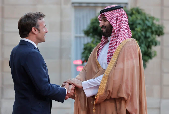 لحظة استقبال الرئيس الفرنسي ولي العهد السعودي