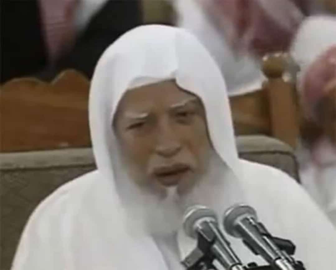 يبدو الشيخ أبو بكر الجزائري مؤلف منهاج المسلم في الصورة