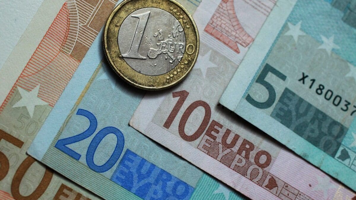 سعر اليورو اليوم الاثنين 15 أغسطس 2022 مقابل الجنيه المصري