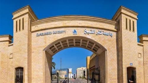 بعد غيبوبة شهر.. الآلاف يشيعون جثمان طالب كلية الطب جامعة كفر الشيخ