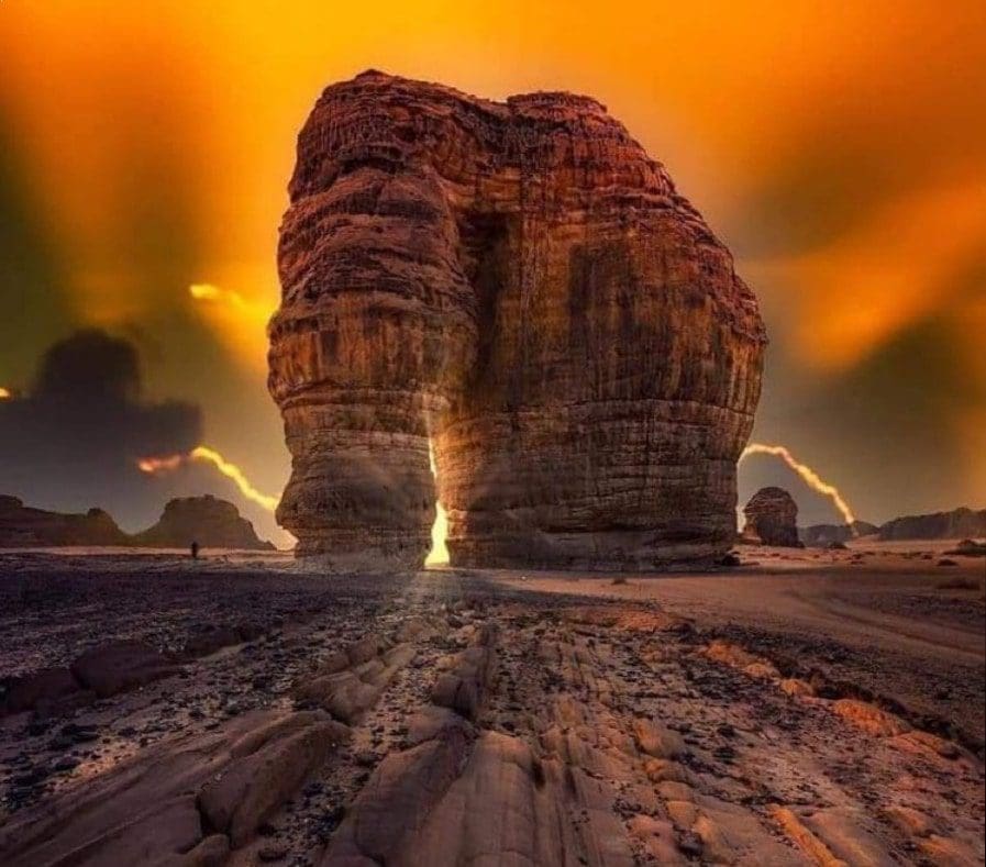 جبل أو صخرة الفيل في مدينة العلا السعودية