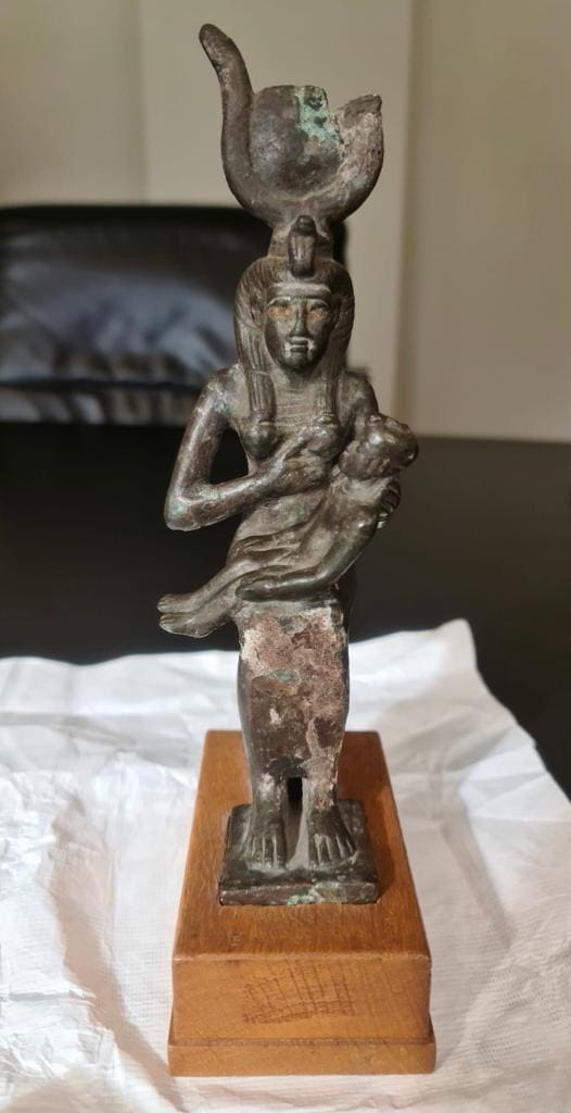 مصر تسترد تمثال للمعبودة إيزيس من سويسرا بعد محاولات دامت لخمس سنوات 1 27/9/2022 - 8:22 م