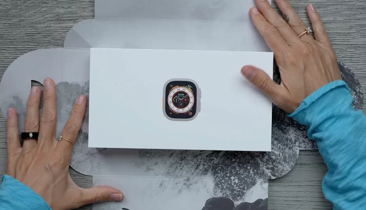 محتويات علبة ساعة Apple Watch Ultra 2022