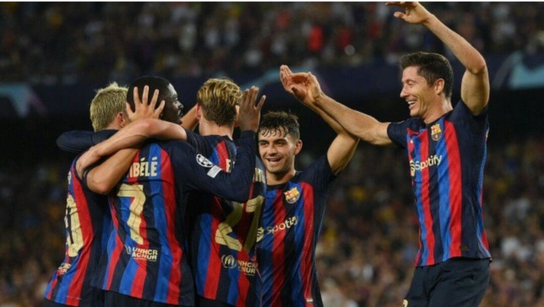 نجوم برشلونة اثناء إحتفالهم بأحد الأهداف 