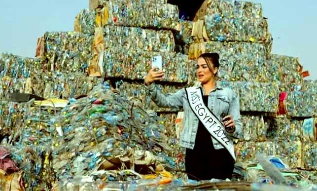 ملكة جمال مصر أمام جبل نفايات