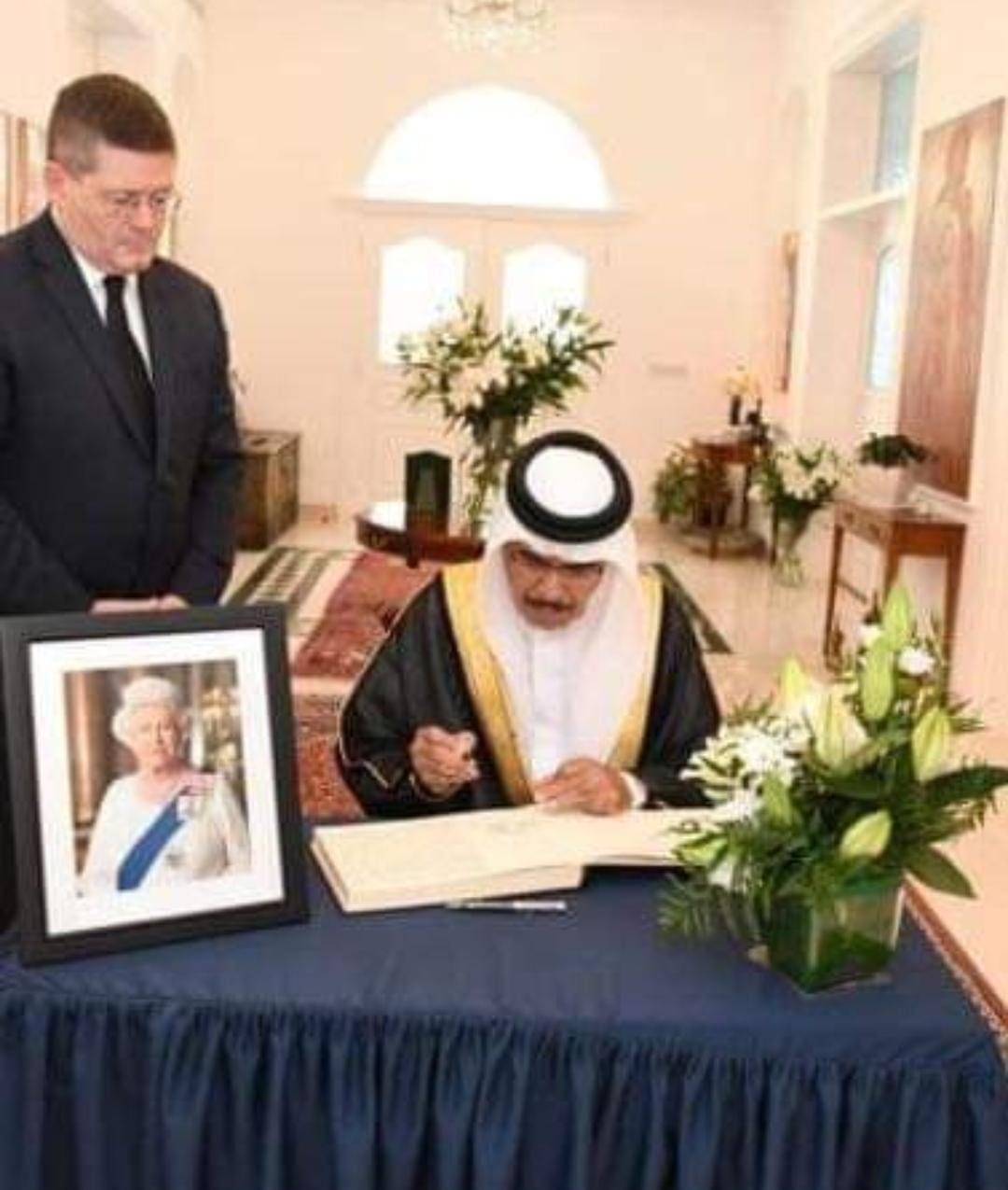ملك البحرين عزاء الملكة إليزابيث