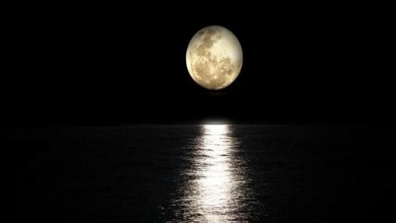 القمر لا يضيء بنفسه لكننا في الليل نراه يشع نورا