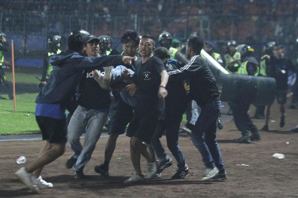شاهد.. حادث مروع في ملعب كرة قدم بإندونيسيا ينتج عنه ما يقرب من 174 قتيل